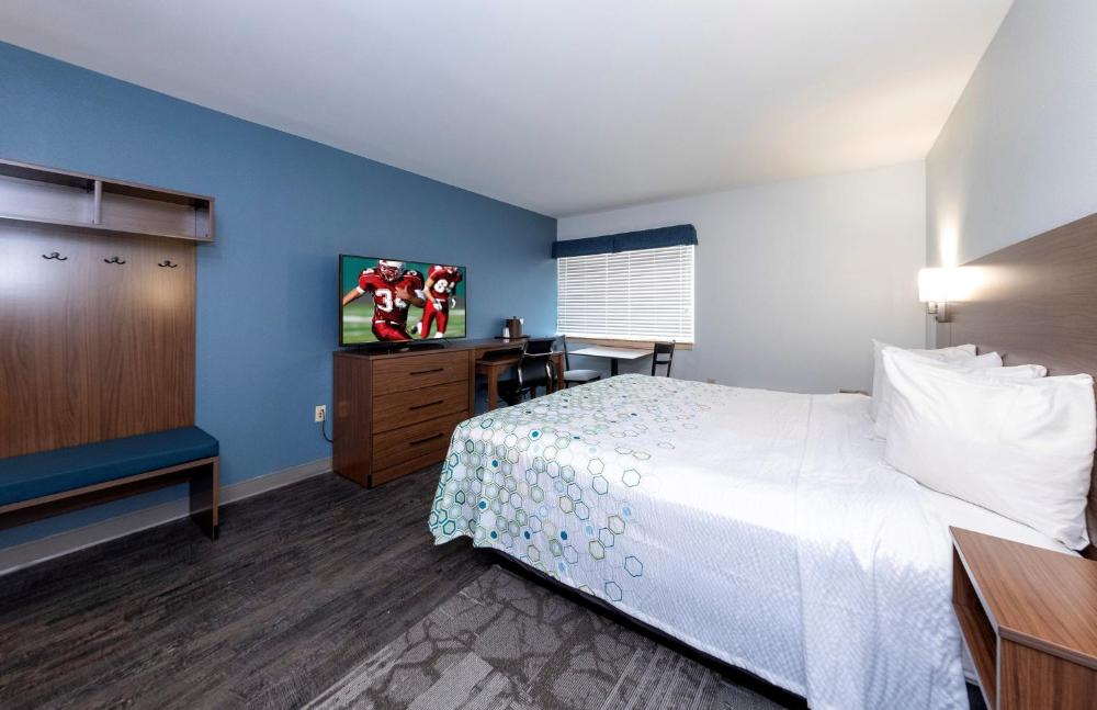 HomeTowne Studios by Red Roof Wilmington - New Castle