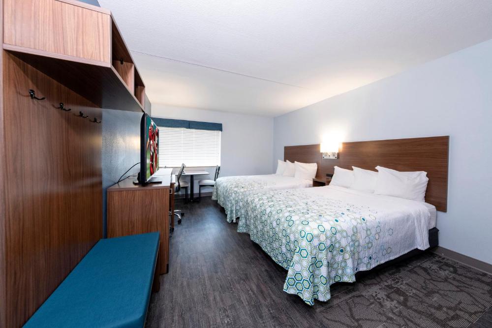Studio Room with Two Double Beds Smoke Free interior